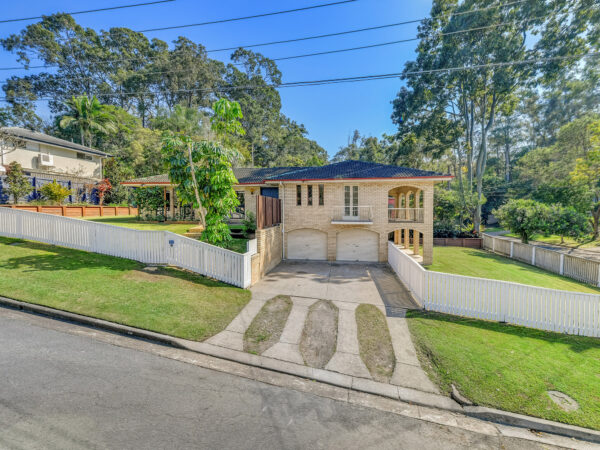 15 Robyn StreetChapel Hill QLD 4069