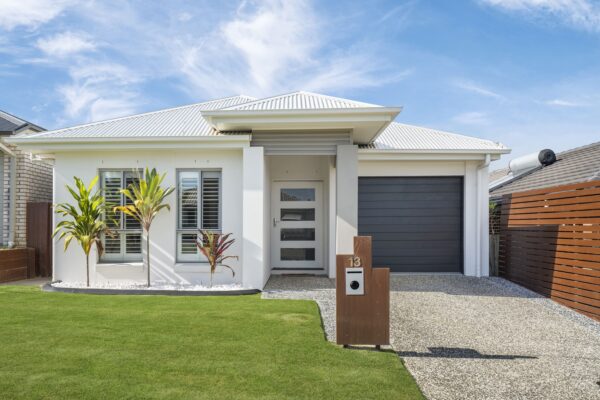 13 Lomandra StDEEBING HEIGHTS QLD 4306
